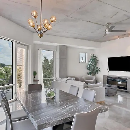 Modern 3 Bedroom Condo In Downtown W Free Parking